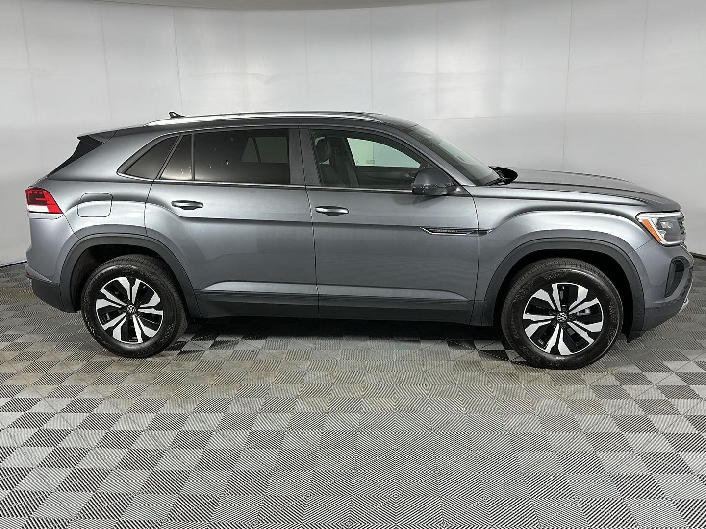 Used 2024 Platinum Gray Metallic Volkswagen 2.0T SE image 4