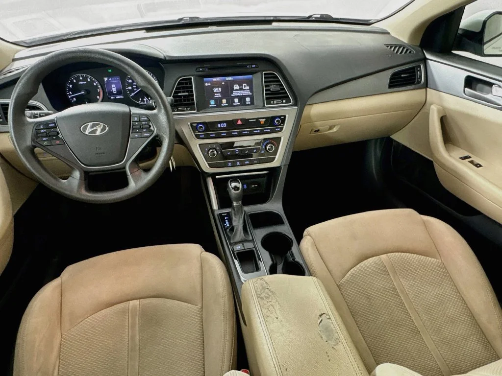 Used 2017 Quartz White Pearl Hyundai SE image 24