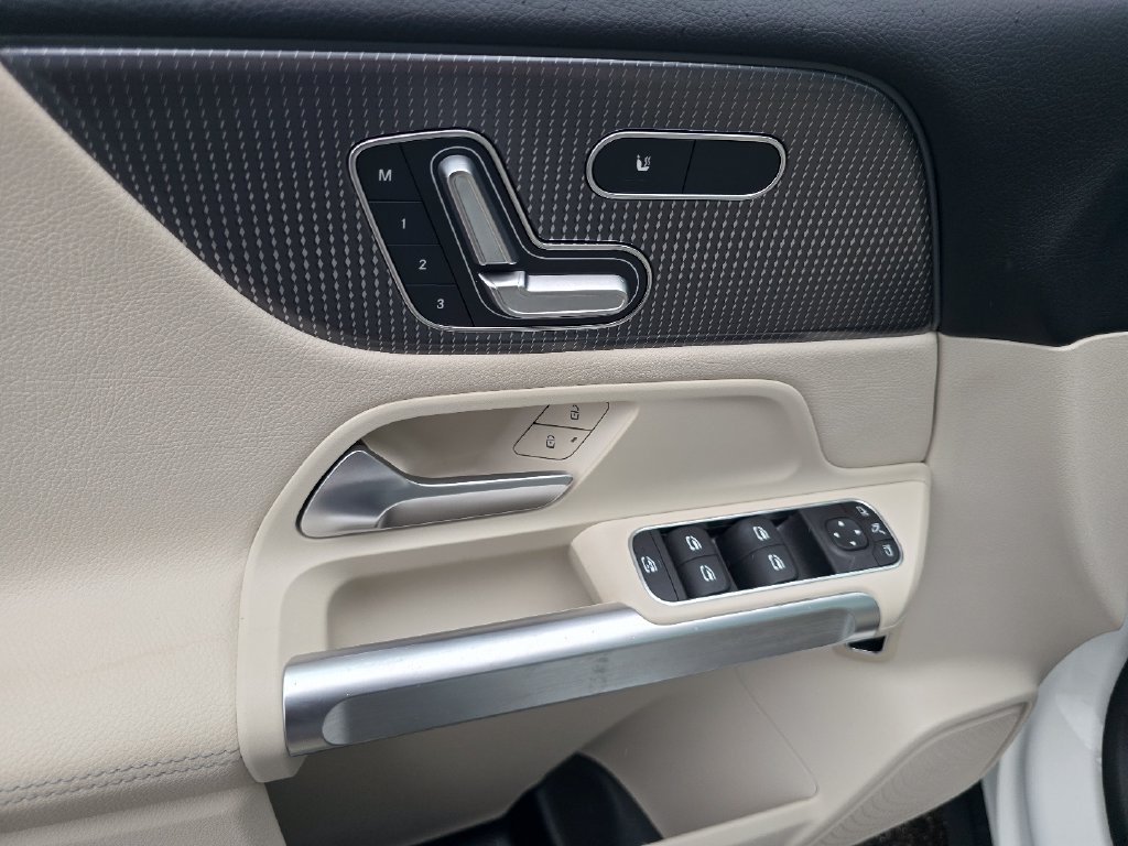 Certified Used 2023  Mercedes-Benz GLB 250 image 30