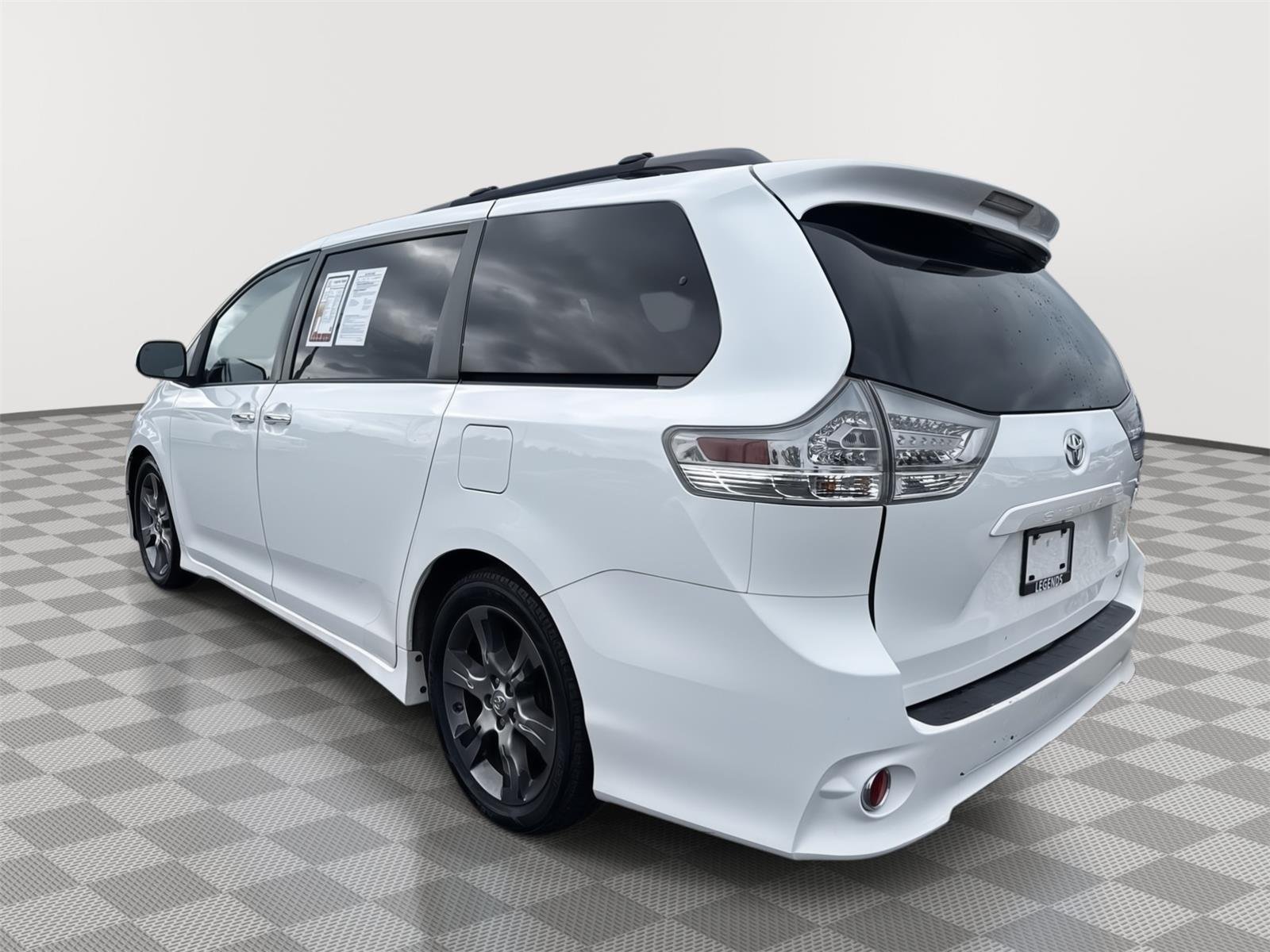 Used 2015 Super White Toyota SE Premium image 12