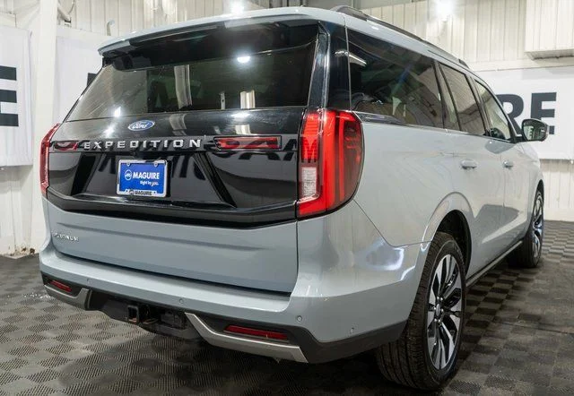 Used 2025 Gray Ford Platinum image 5