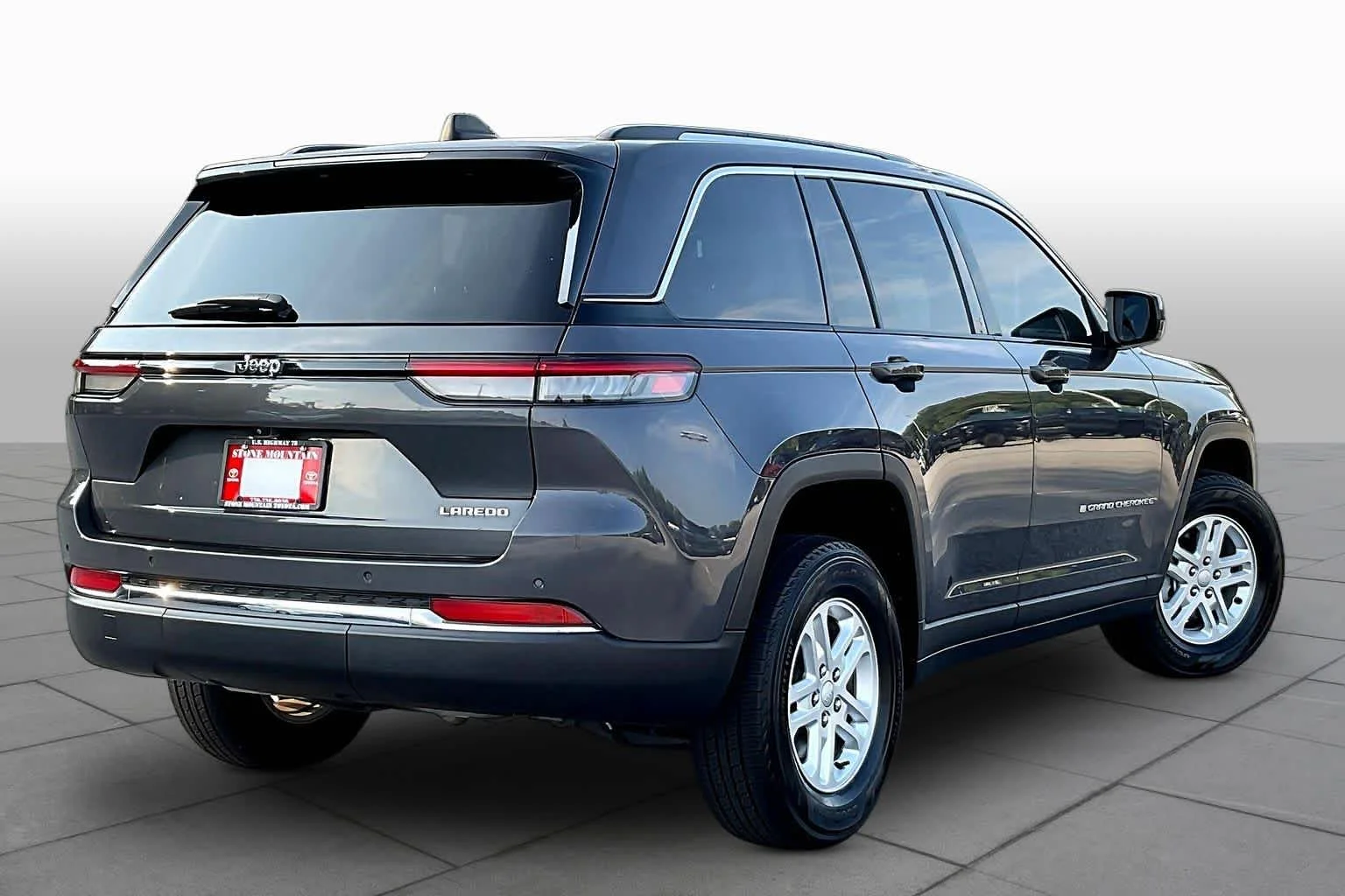 Used 2023 Baltic Gray Metallic Clearcoat Jeep Laredo image 25