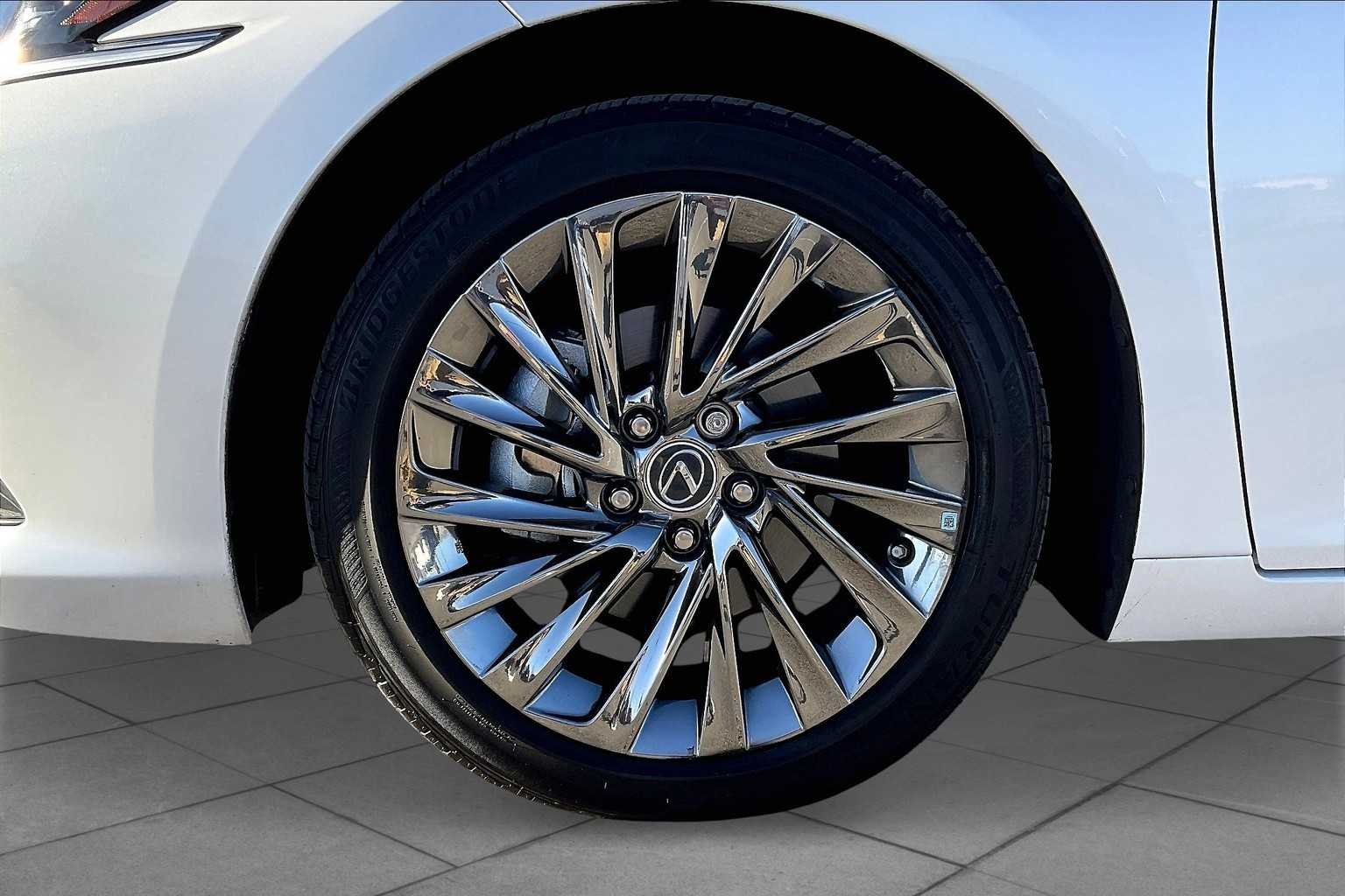 Used 2024 Eminent White Pearl Lexus Luxury image 10