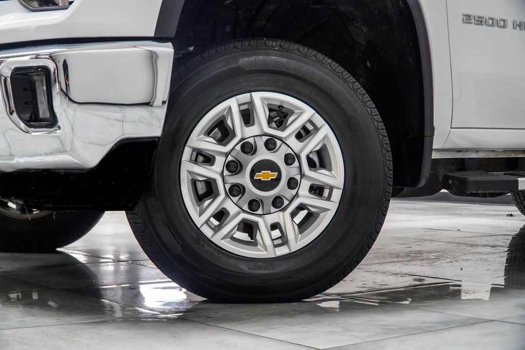 Used 2025 White Chevrolet LT image 3