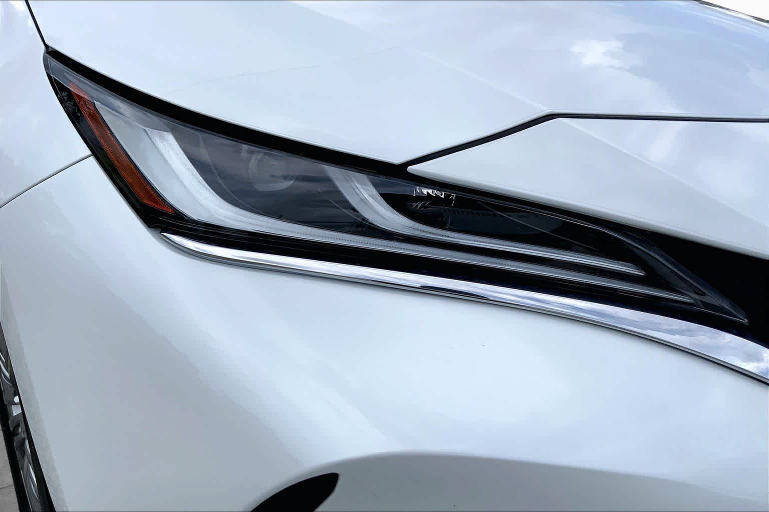 Used 2024 Wind Chill Pearl Toyota XLE image 27