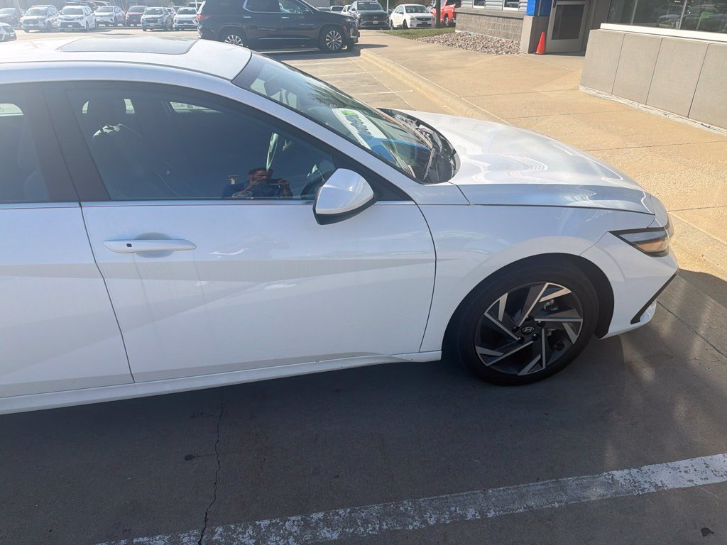 Used 2025 White Hyundai SEL Convenience image 5