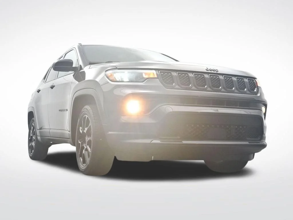 Used 2024  Jeep Latitude image 31