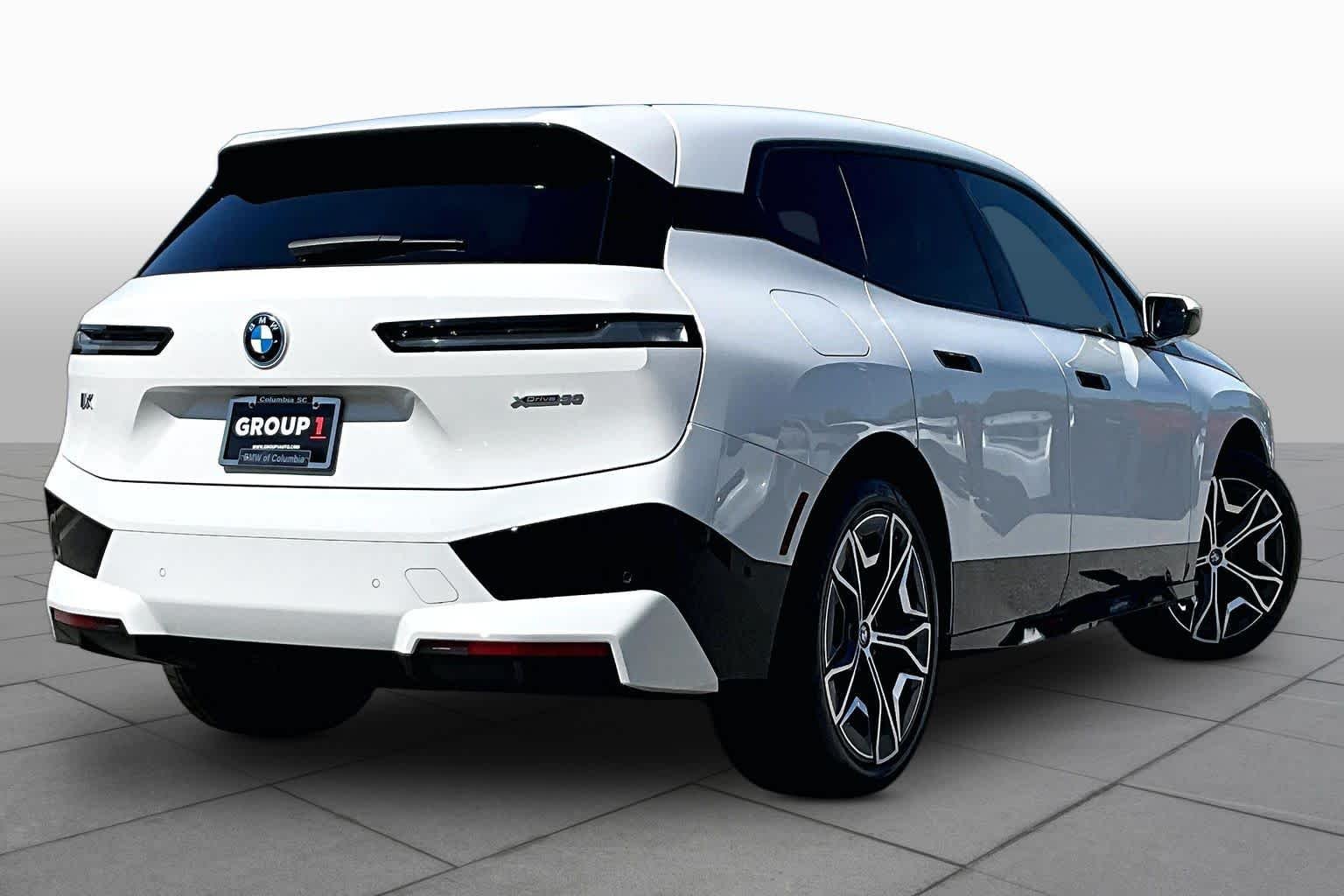 Used 2025 Alpine White BMW xDrive50 image 12