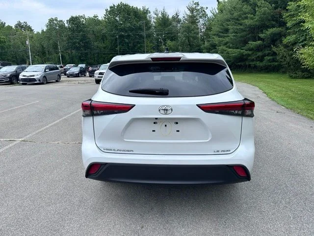Used 2023 Off-white Toyota LE image 4