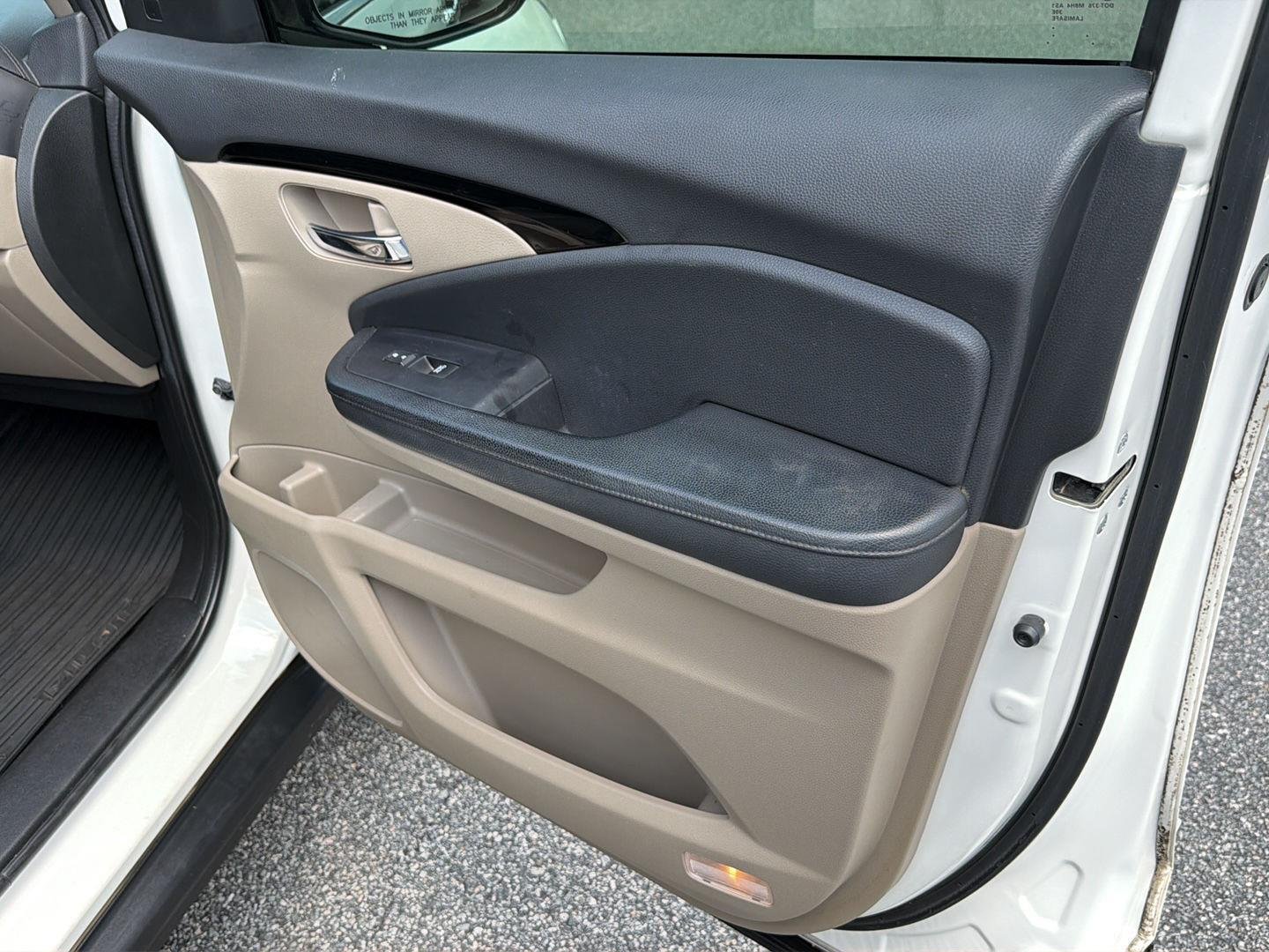 Used 2019 White Diamond Pearl Honda Touring w/Rear Captain
