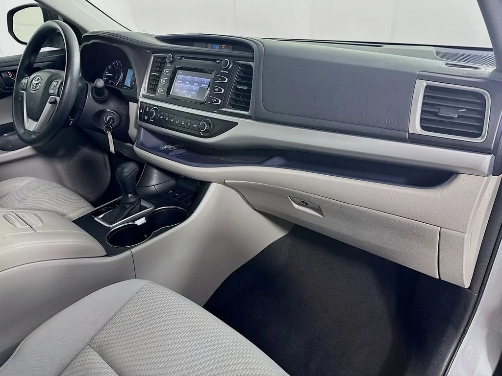 Used 2015 Silver Toyota LE image 34