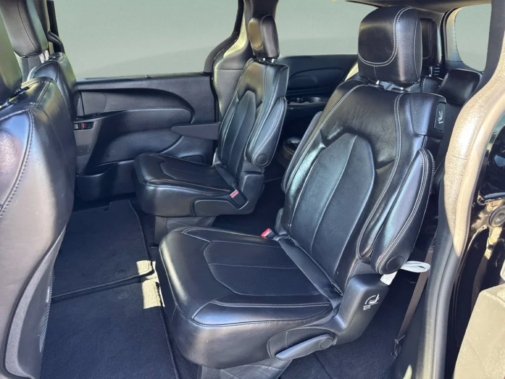 Used 2025 Diamond Black Crystal Pearlcoat Chrysler Select image 12
