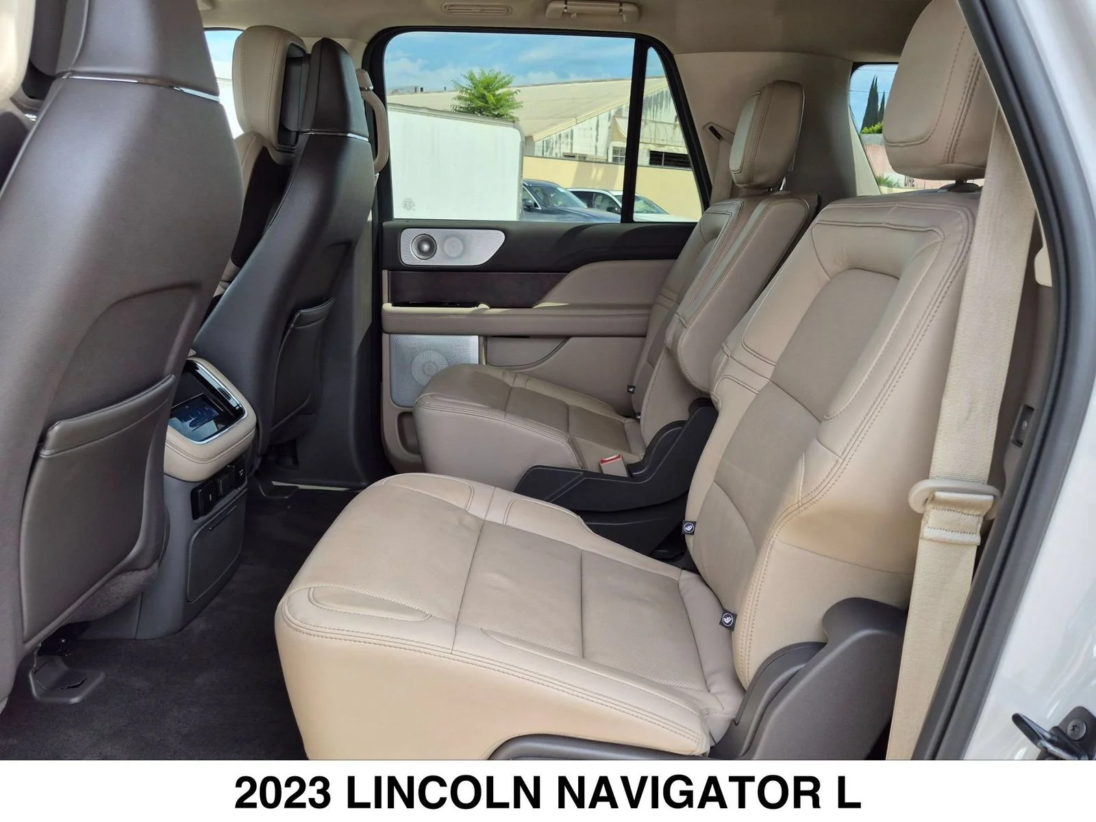 Used 2023 White Lincoln Reserve image 24