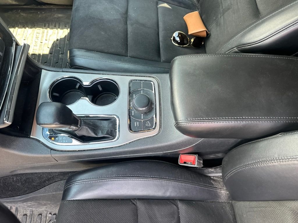 Used 2020 White Jeep Laredo image 18