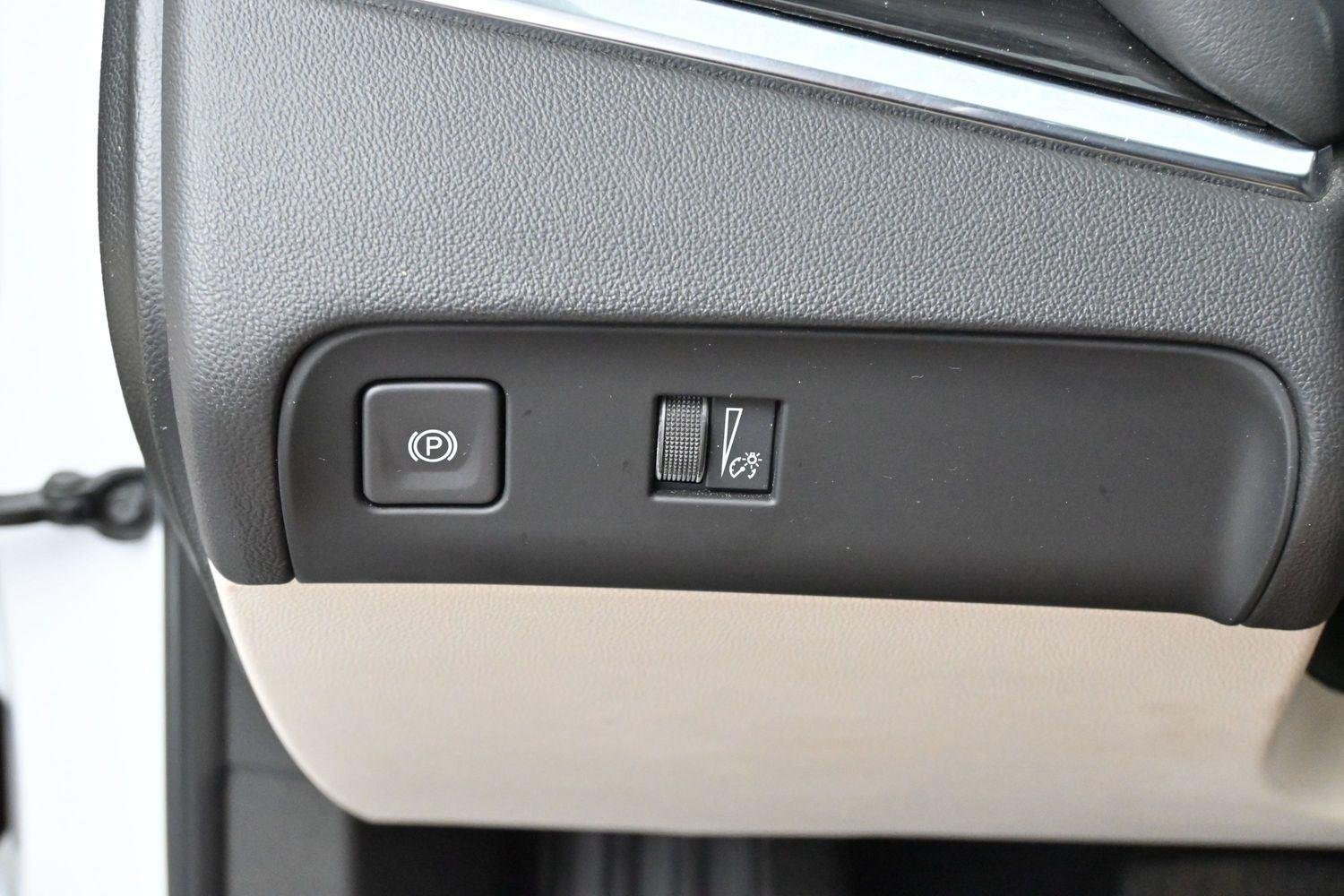 Used 2023 Summit White Buick Essence image 28
