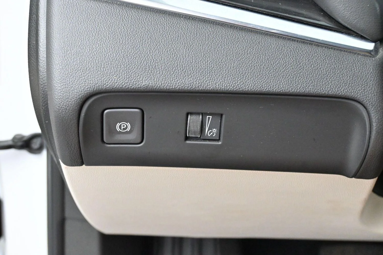Used 2023 Summit White Buick Essence image 28