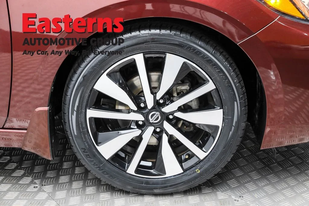 Used 2022 Red Nissan SV image 30