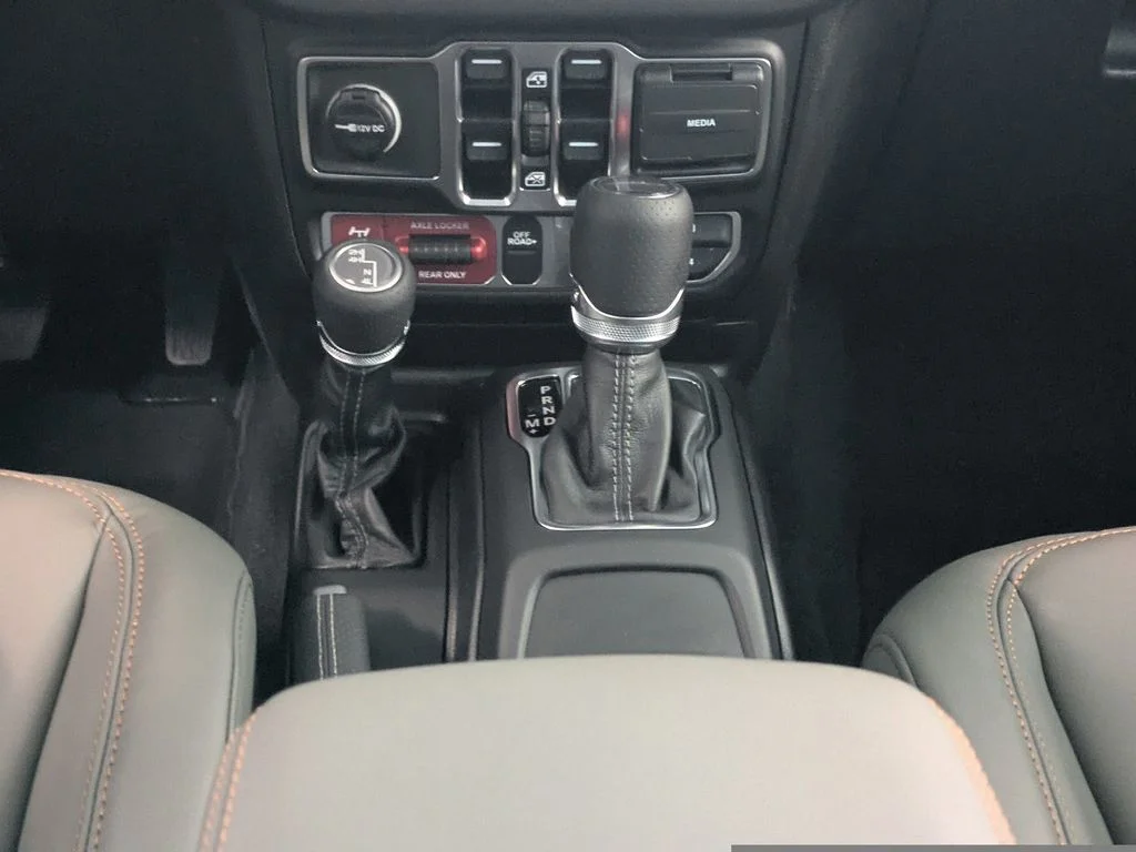 New 2026 Bright White Clear-Coat Exterior Paint Jeep Mojave image 21
