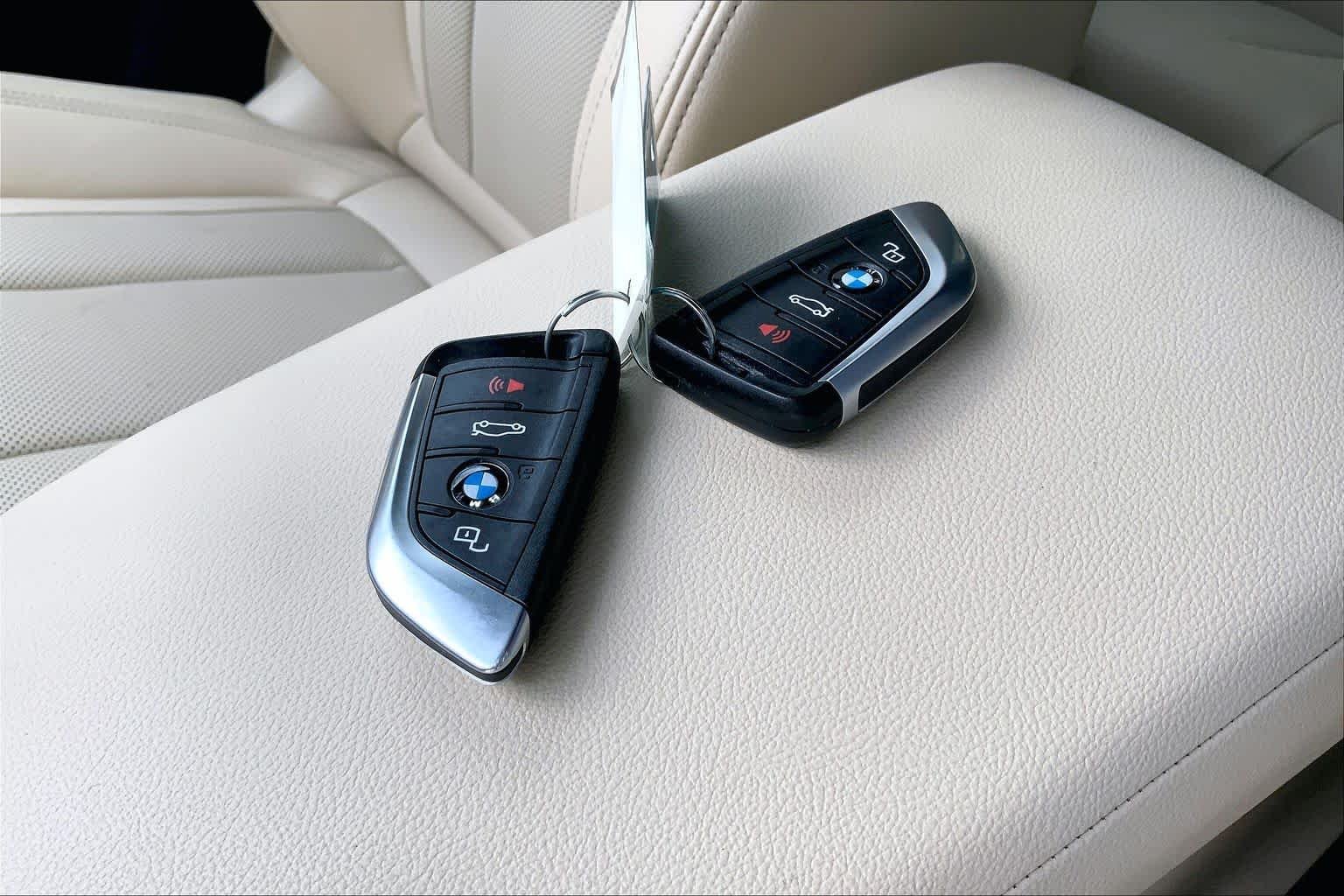Used 2022 Mineral White Metallic BMW xDrive30i image 14