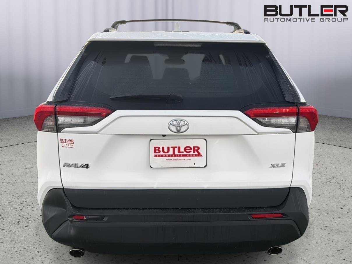 Used 2022 White Toyota XLE image 5