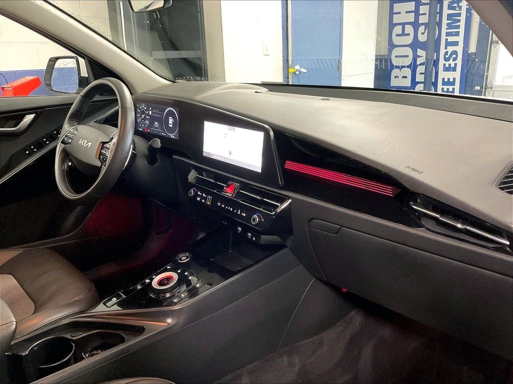 Used 2023 White Kia Wind image 14