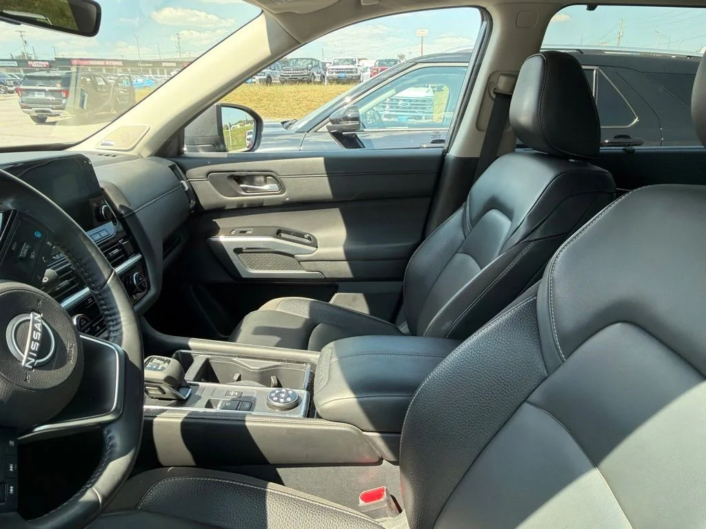 Used 2025 Gray Nissan SL image 9