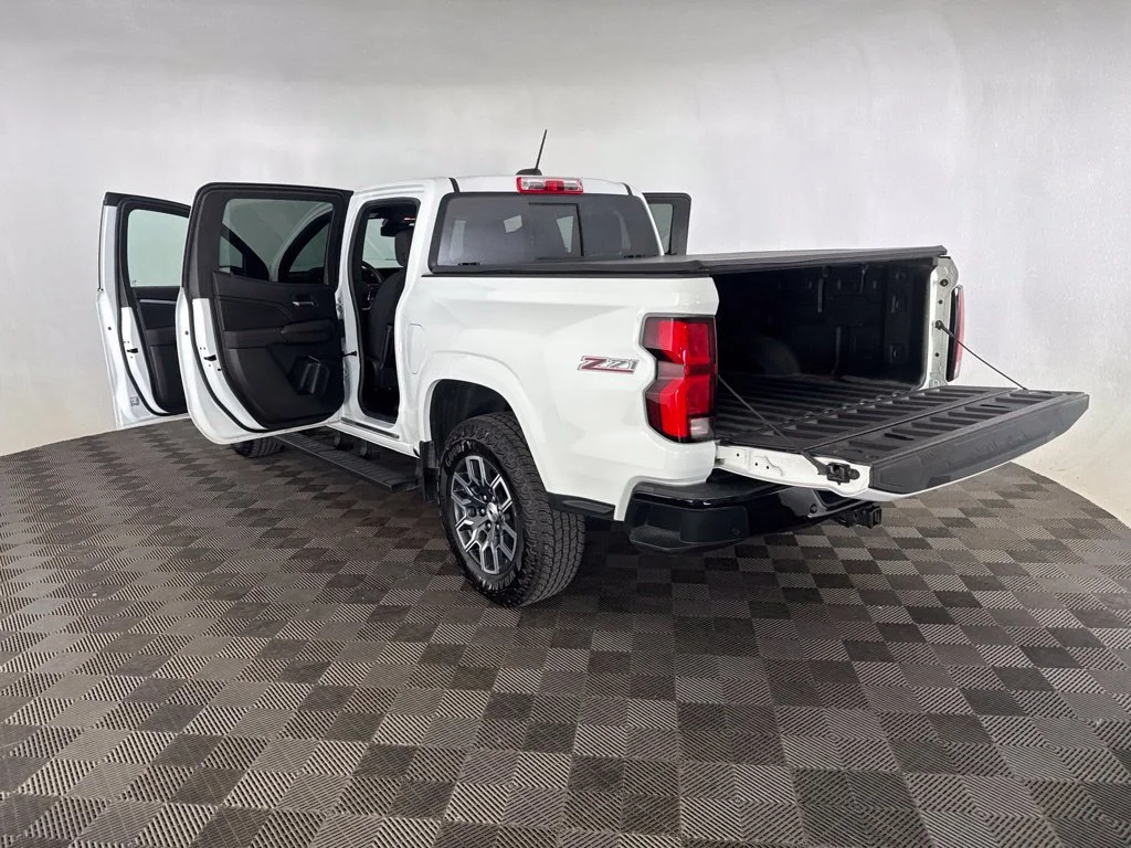 Used 2025 White Chevrolet Z71 image 18