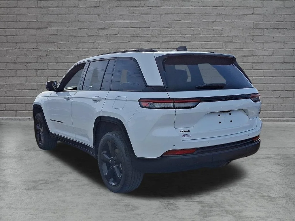 Used 2023 White Jeep Altitude 4x4 image 37