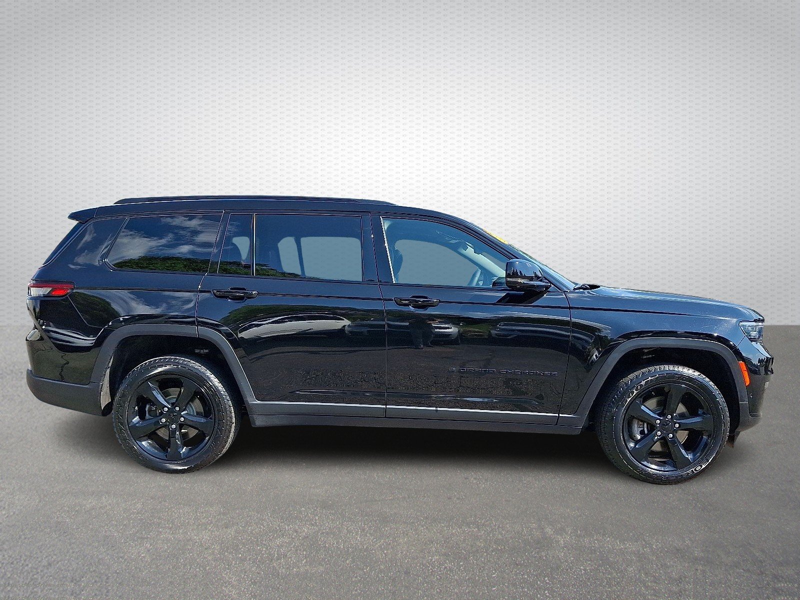 Certified Used 2024 Diamond Black Crystal Pearlcoat Jeep Limited 4x4 image 7
