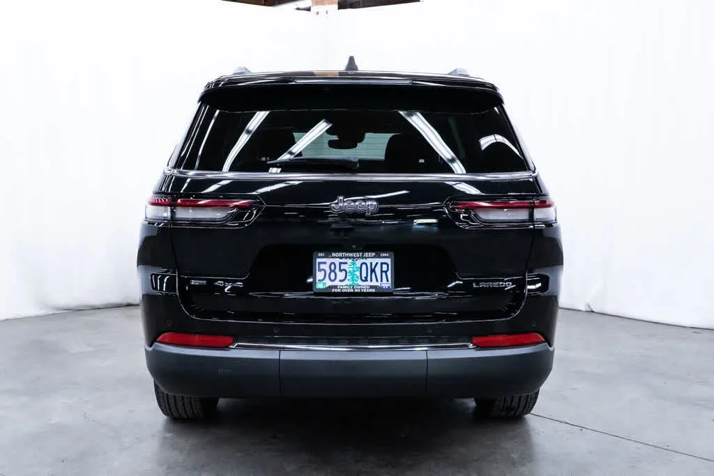 Used 2023 Diamond Black Crystal Pearlcoat Jeep Laredo image 5