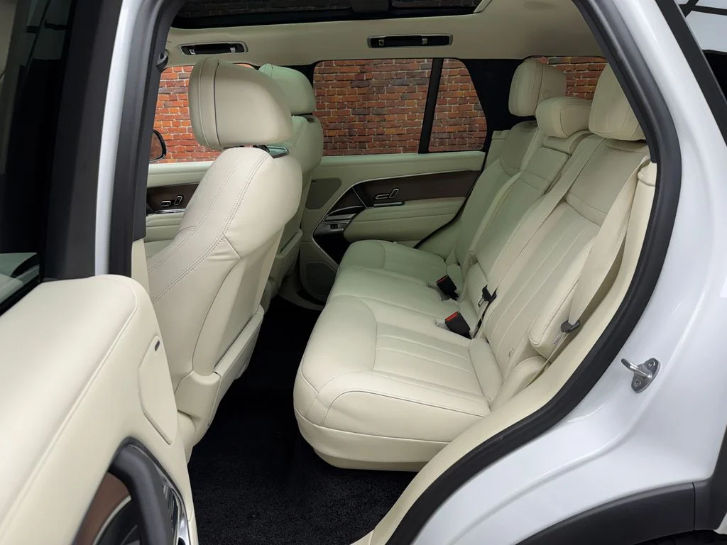 Used 2023 White Land Rover SE image 24