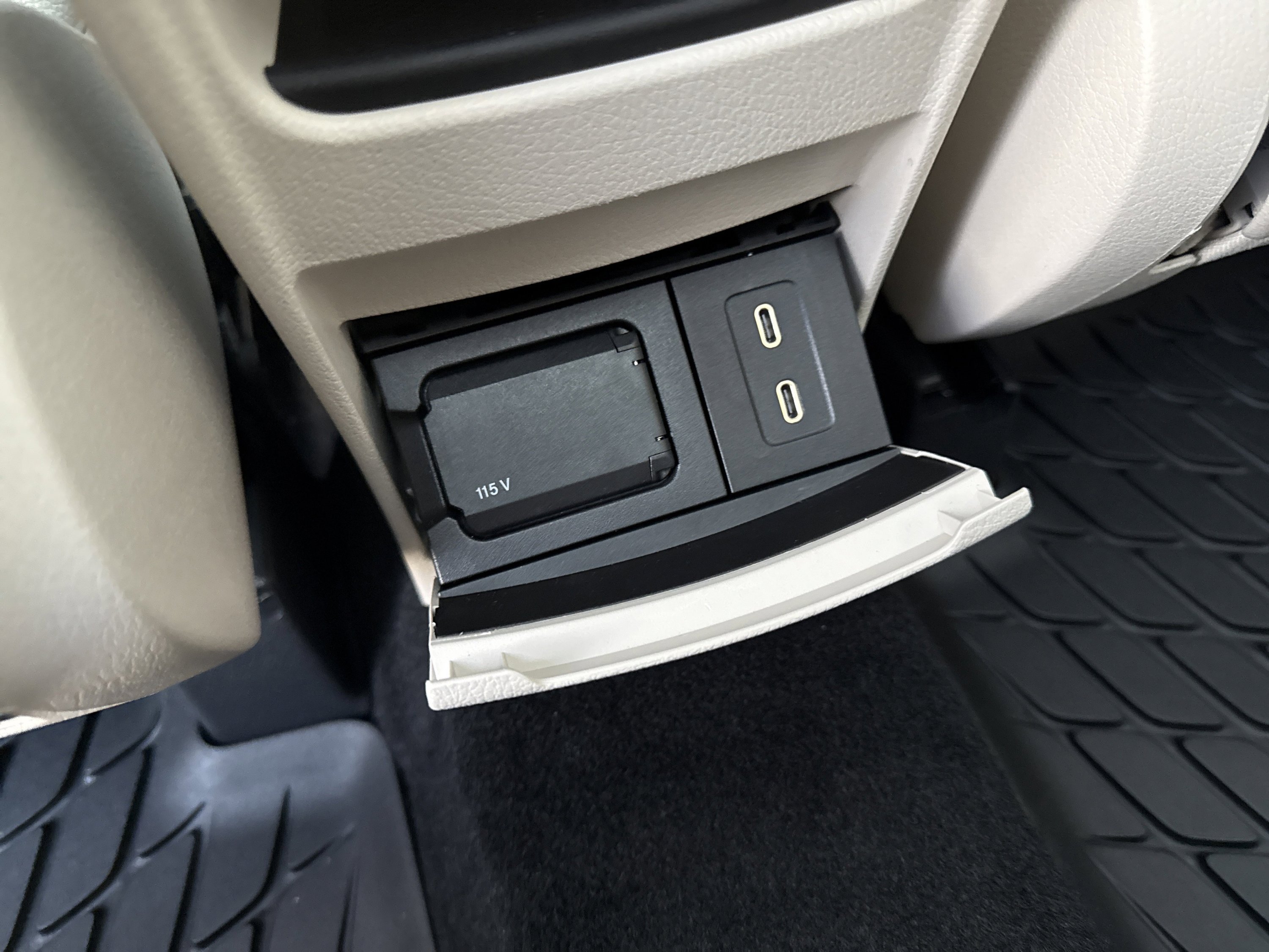 New 2026 Polar White Mercedes-Benz GLB 250 image 33
