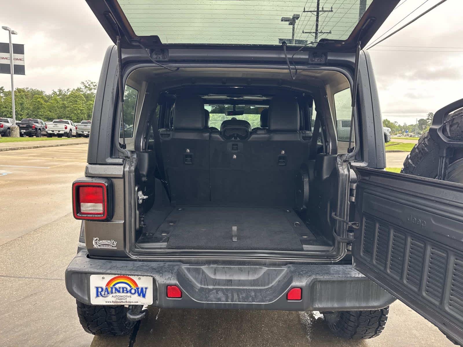 Used 2018  Jeep Sahara image 7