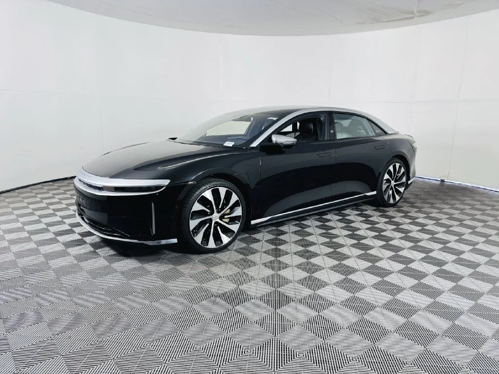Used 2022 Black Lucid Grand Touring image 4
