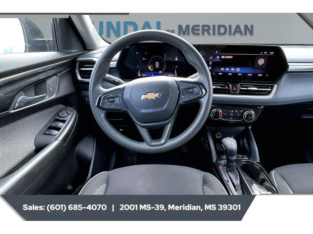 Used 2025 MOSAIC BLACK METALLIC Chevrolet LT image 5