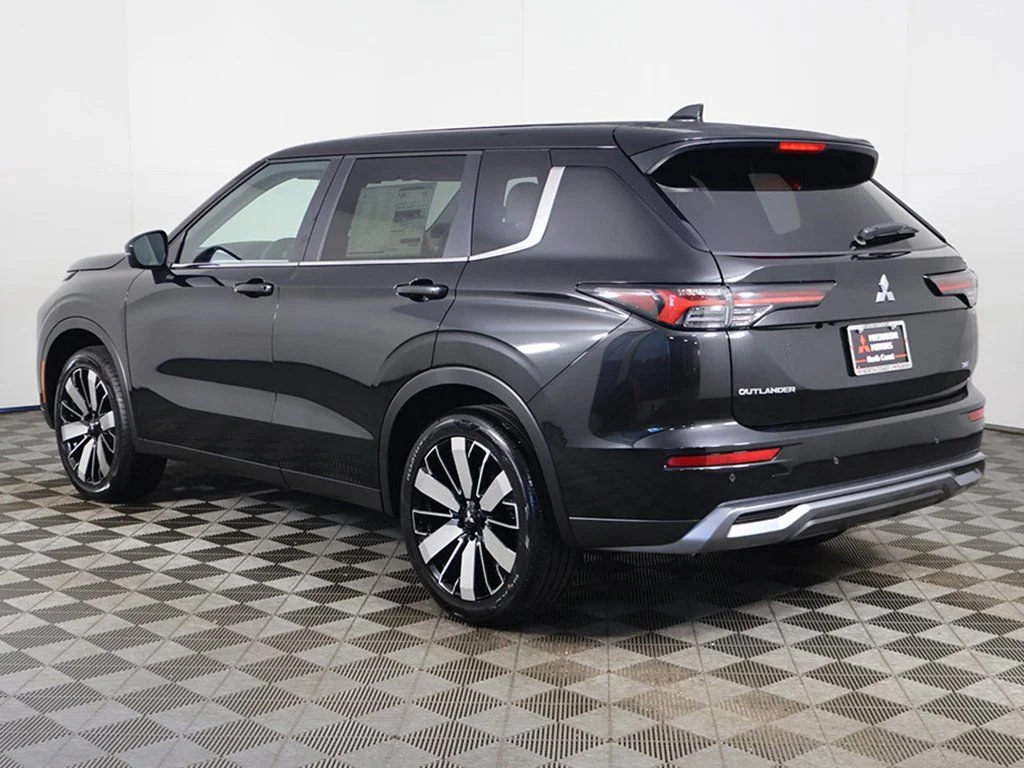 2025 Mitsubishi Outlander SE - Photo 12