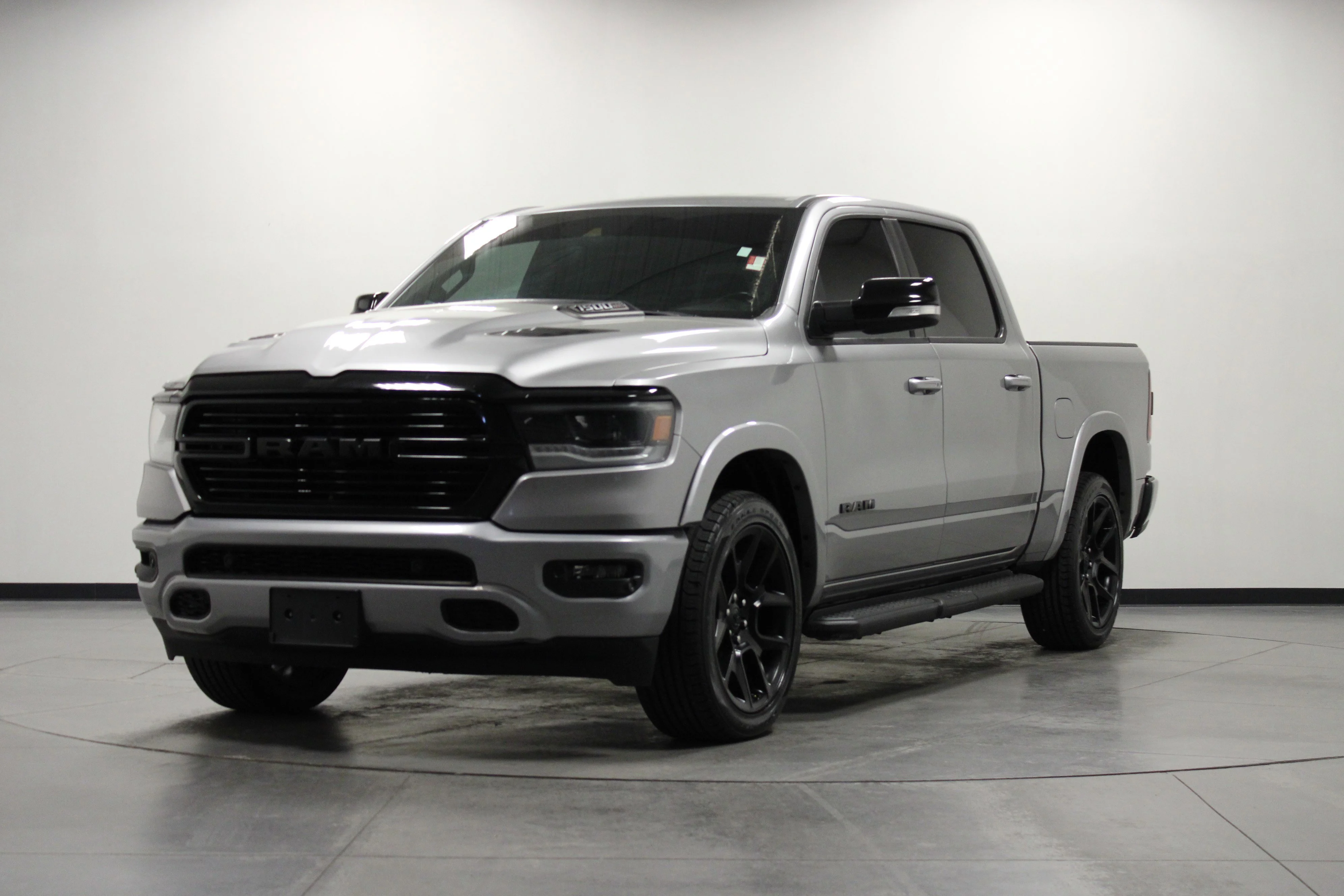 Used 2022 Billet Silver Metallic Clearcoat Ram Laramie image 8