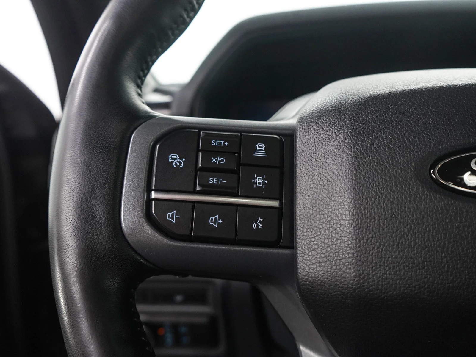 Used 2024 Agate Black Metallic Ford LARIAT image 27