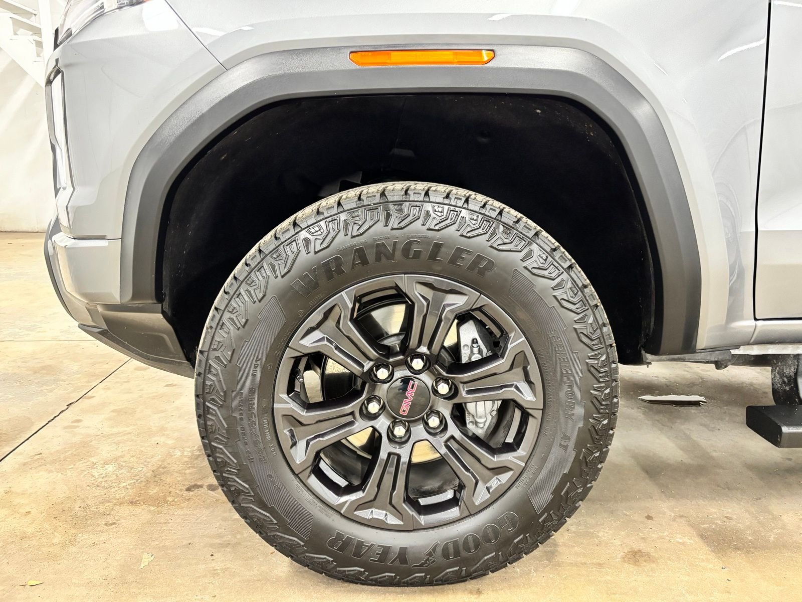 Used 2025 Silver GMC Elevation image 9