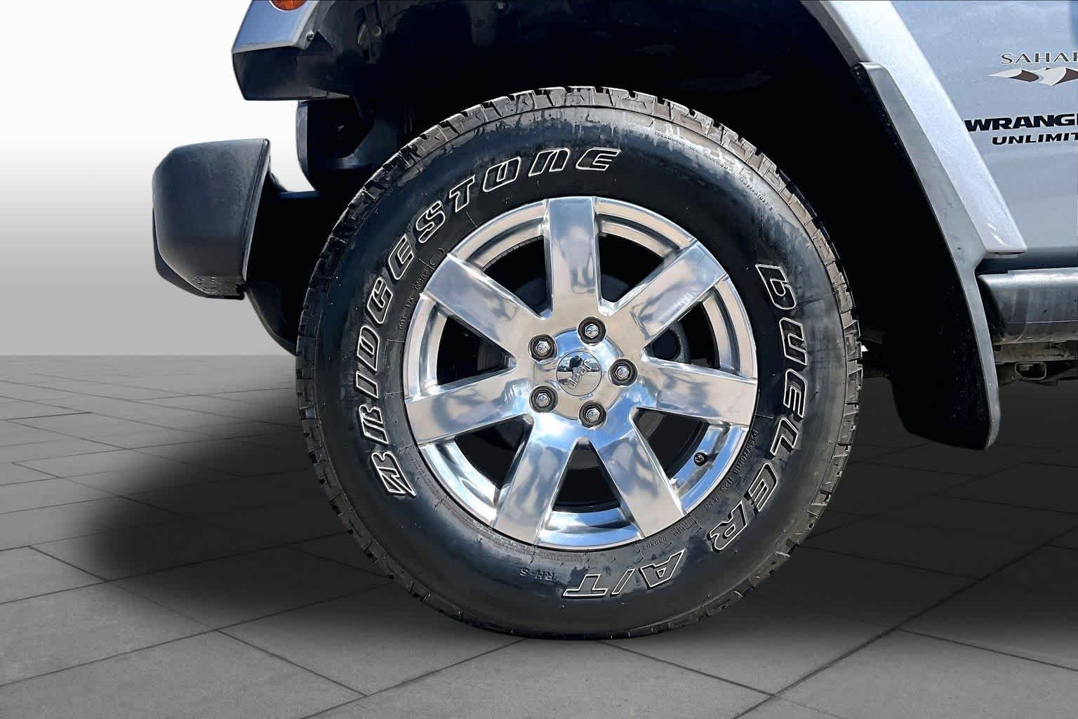 Used 2017 Billet Silver Metallic Clearcoat Jeep Sahara image 11