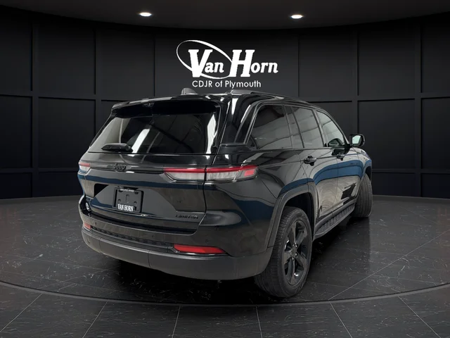 Certified Used 2024 Diamond Black Crystal Pearlcoat Jeep Limited image 7