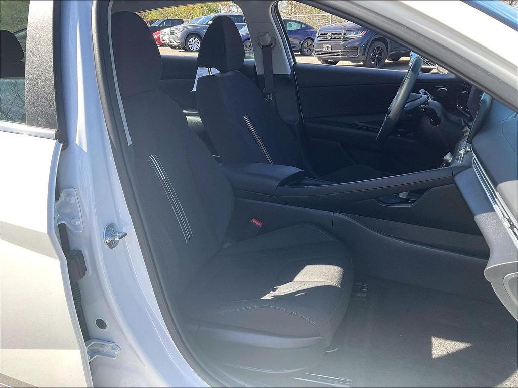Used 2025 White Hyundai SEL Convenience image 11