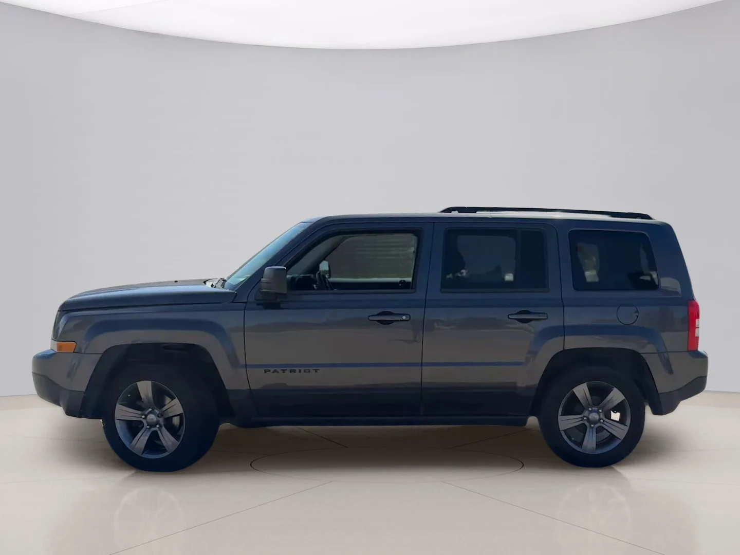 Used 2015 Gray Jeep LATITUDE image 8
