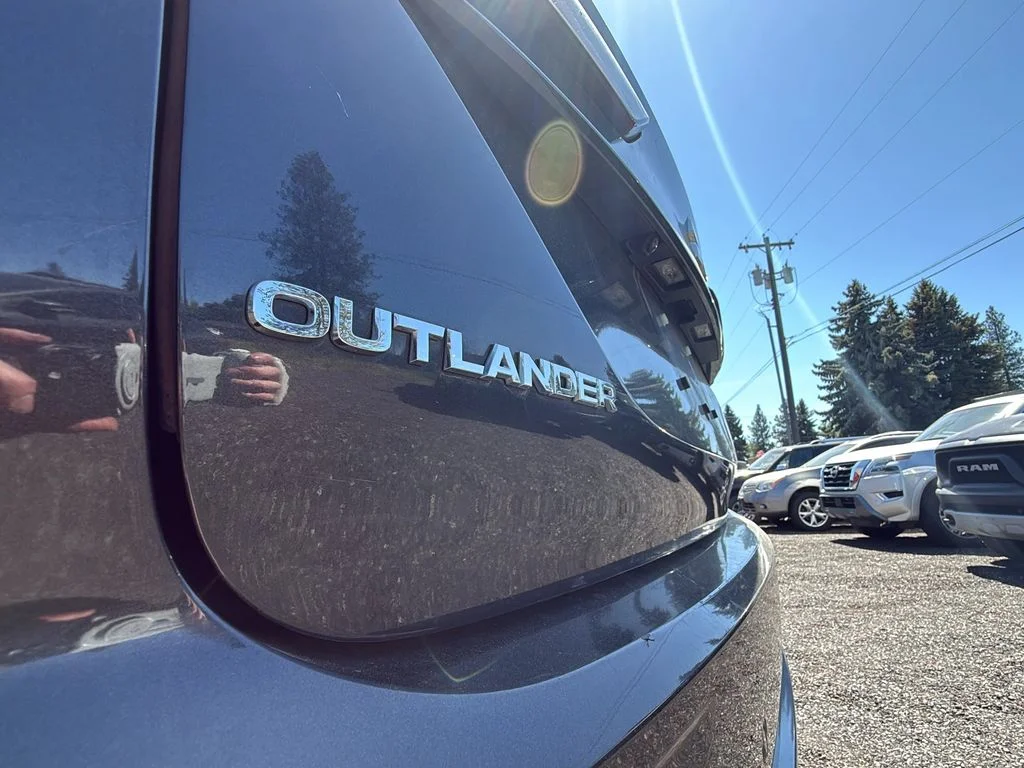 Used 2025 Gray Mitsubishi SE image 34