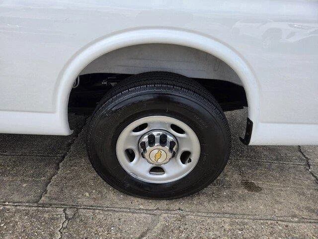 Used 2025 Summit White Chevrolet LT image 21