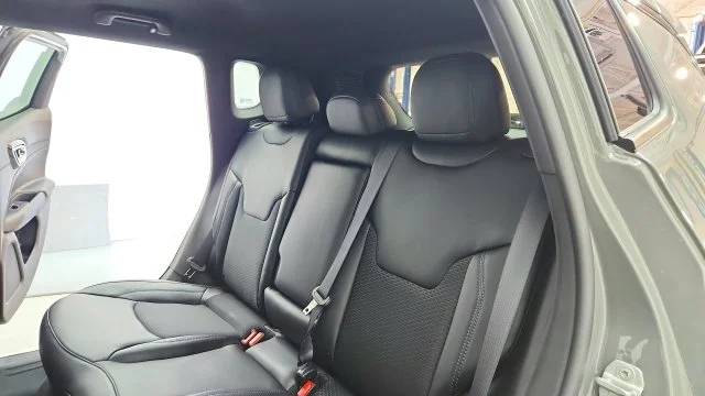 New 2027 Sting-Gray Clear-Coat Paint Jeep Latitude image 19
