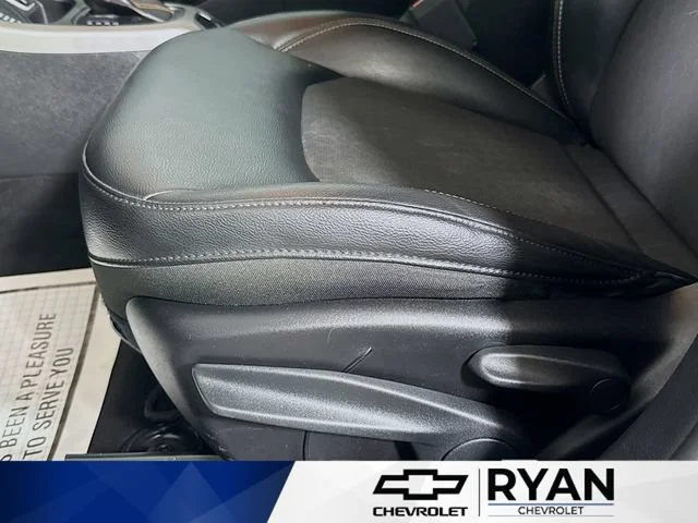 Used 2018 Silver Jeep Latitude image 18