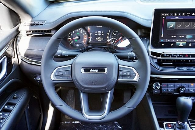 New 2026 Bright White Clearcoat Jeep Latitude image 22