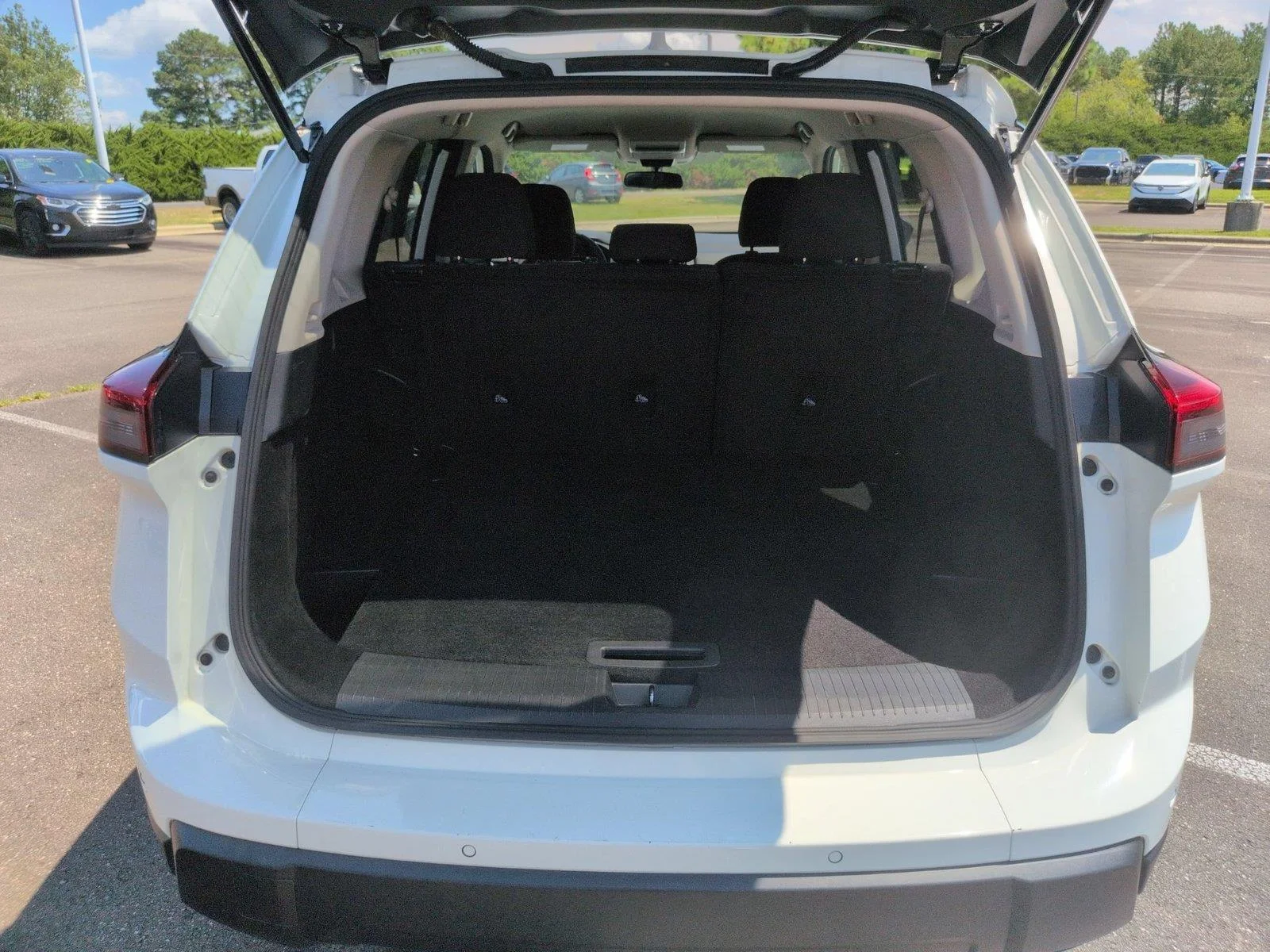 Used 2024 Glacier White Nissan S image 33