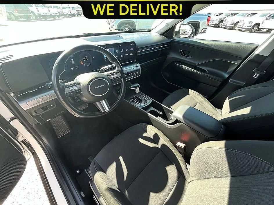 Used 2025 White Hyundai SEL image 9